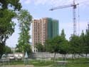 Так выглядит летом 2004 года наш долгострой - г-ца Турист на Свердлова. Ободрана отделка, половина затянута сеткой