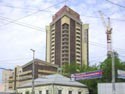 комплекс Антея, вид от Центральной гостиницы. Никуда не деться от проводов...