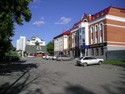 В Литературном квартале - здание двух банков, далее - Камерный театр, далее - Патриаршее подворье