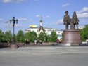 Татищев и Де Геннин (Бивис и Баттхед) на Плотинке - сзади часовня Св. Екатерины