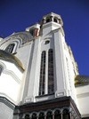 Храм - сбоку. Сквозь стекло немного видно ажурную 
 лесенку на звонницу